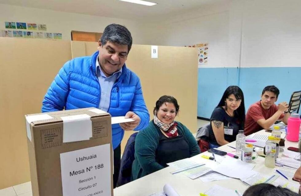 Elecciones en Tierra del Fuego: votó el vicegobernador Juan Carlos Arcando