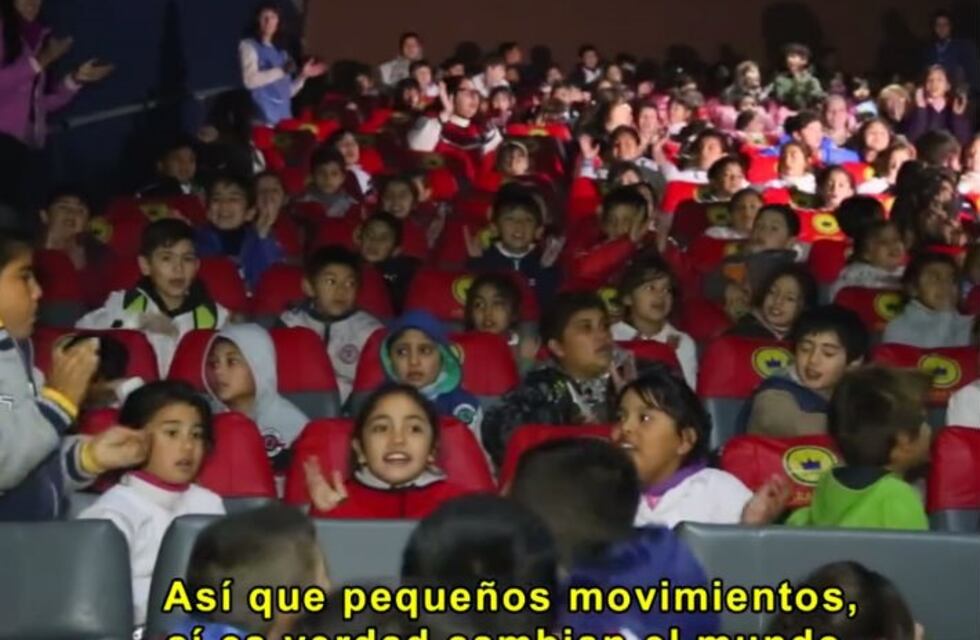 Se cumplió el sueño de cumple de la seño Cari: llevó a sus alumnos al cine