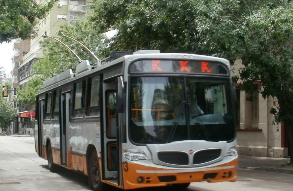 Escándalo cuando policías quisieron bajar a un chofer de la línea K en pleno recorrido: los pasajeros lo impidieron