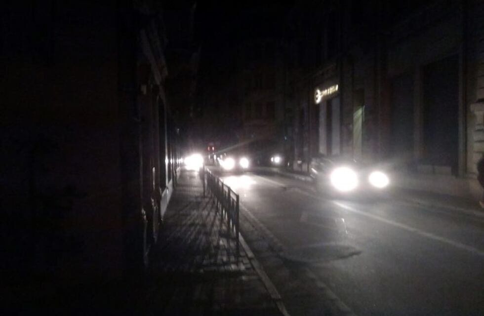 Un apagón masivo dejó a oscuras a Rosario y la región
