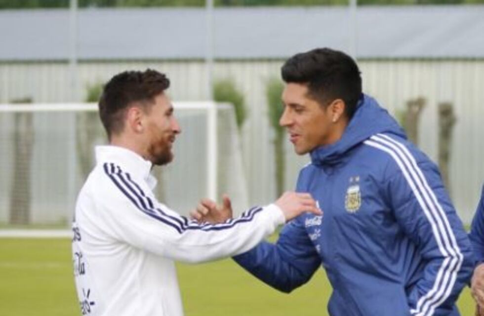 Enzo Pérez llegó a Rusia y fue recibido por sus compañeros