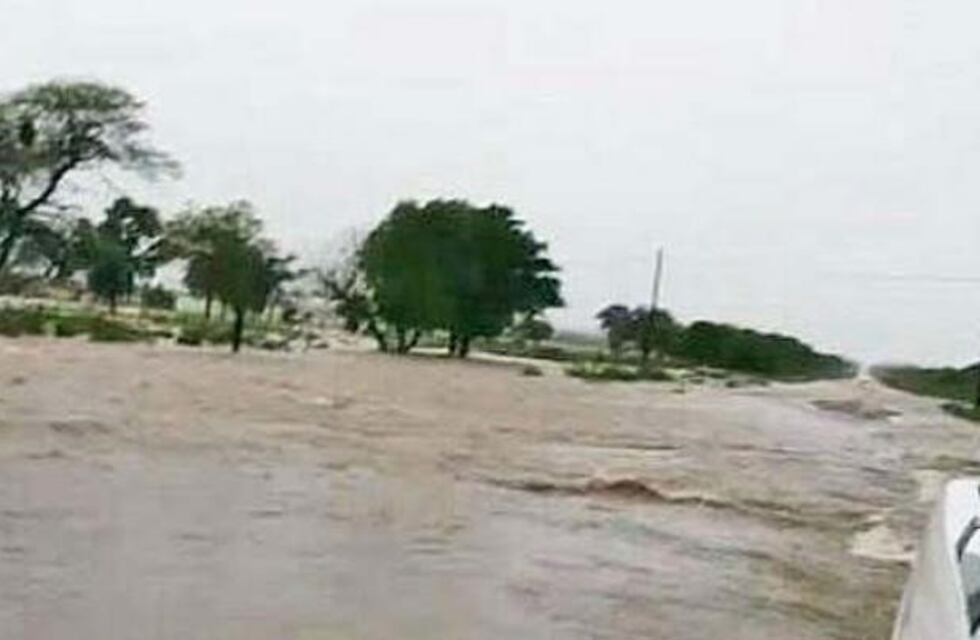 Dos vehículos fueron "tragados" por la tierra