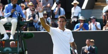 EPA3174\u002E WIMBLEDON (REINO UNIDO), 03/07/2018\u002E- El tenista argentino Juan Martín del Potro celebra su victoria ante ell alemán Peter Gojowczyk tras el partido que enfrentó a ambas en la primera ronda del torneo de Wimbledon en Londres (Reino Unido) hoy, 3 de julio de 2018\u002E EFE/ Neil Hall SÓLO USO EDITORIAL? PROHIBIDO SU USO COMERCIAL