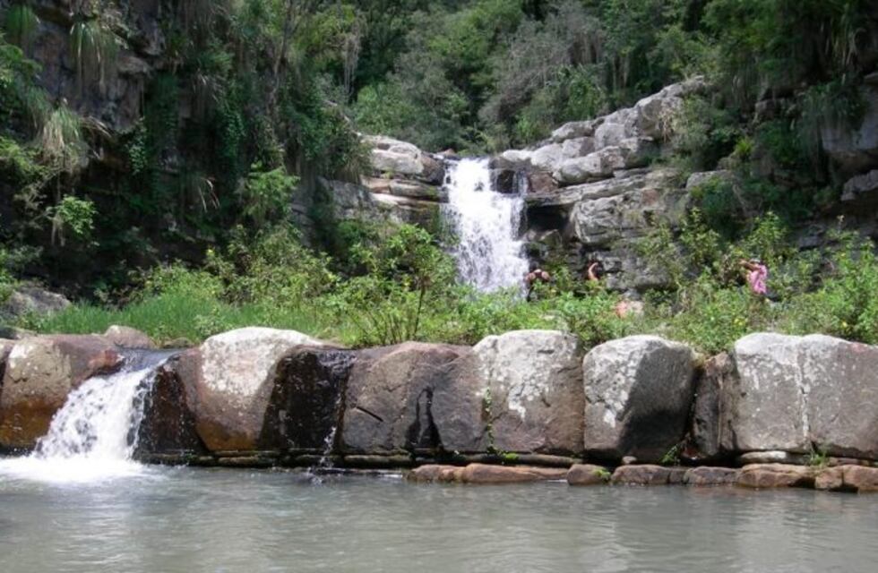 Rescatan a trece turistas por la crecida del río en Las Escaleras