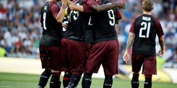 GRAF4655\u002E MADRID, 11/08/2018\u002E- El delantero argentino del Milan Gonzalo Higuaín (2d) celebra su gol con sus compañeros durante el partido, correspondiente al trofeo Santiago Bernabéu, que Real Madrid y Milan juegan esta noche en el estadio Santiago Bernabéu, en Madrid\u002E EFE/Fernando Alvarado
