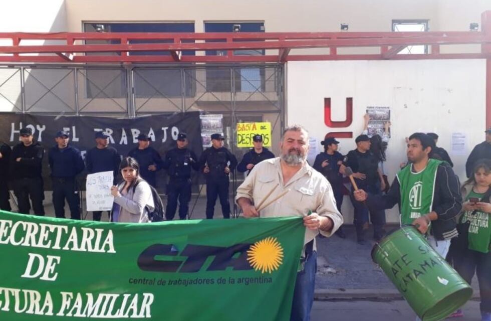 Protesta de los trabajadores de Agricultura Familiar en la sede de la UCR