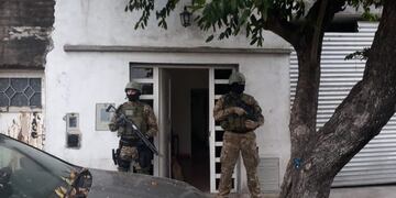 La Tropa de Operaciones Especiales (TOE) intervino en Riobamba al 5400, White al 7300 y Gallegos al 1100\u002E (@minsegsf)