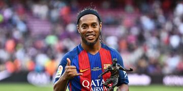 Ronaldinho con el premio al mejor jugador el 30/06/2017 en el estadio Camp Nou en Barcelona, España\u002E El brasileño reconquistó el Camp Nou en su debut como integrante del 'Barça Legends'\u002E (Vinculado al texto de dpa\