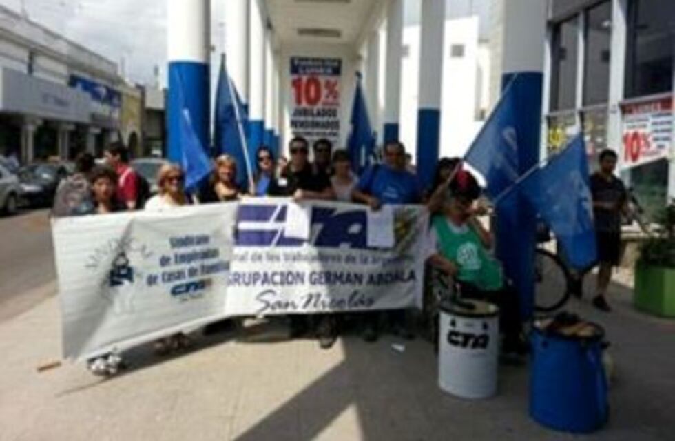 Estatales marcharon esta tarde por el despido de un trabajador de Carrefour