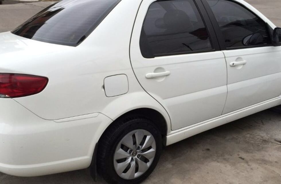 Dejó el auto en marcha y se lo robaron