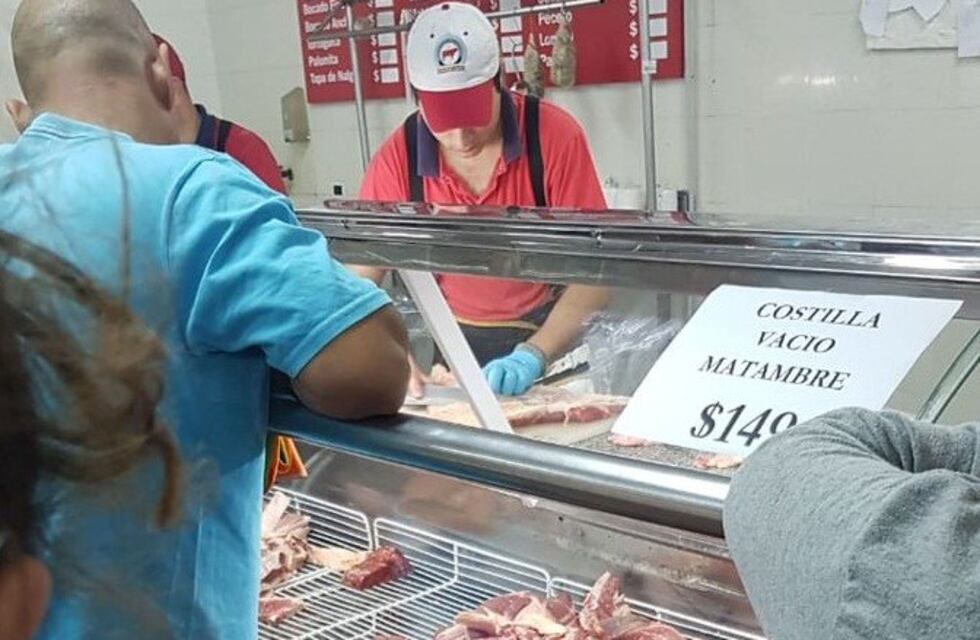 Largas colas para comprar asado barato, en Río Segundo