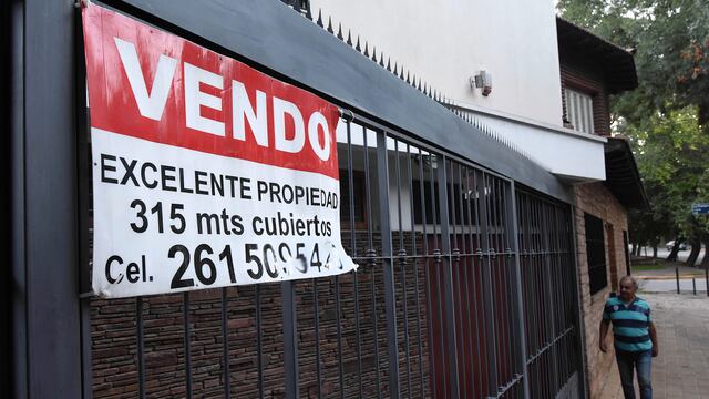 Aumentan los carteles de venta de propiedades en la ciudad de Mendoza.