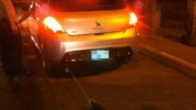 Un hombre arrastru00f3 a un perro atado al paragolpes de su auto