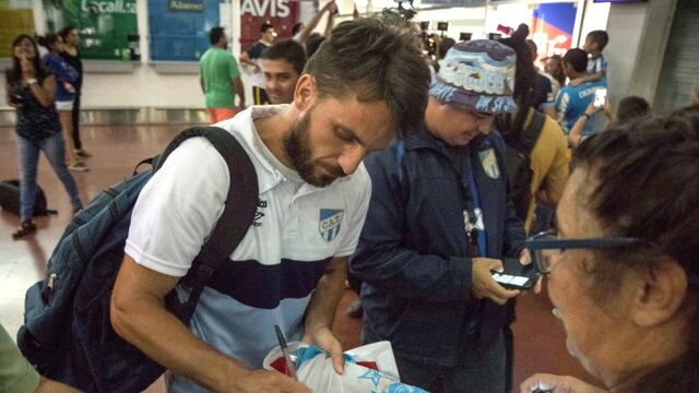 Los futbolistas del Atlu00e9tico Tucumu00e1n llegaron el 09/02/2017 a Argentina tras la odisea que vivieron en Ecuador, donde sufrieron algunos problemas antes de enfrentar y vencer a El Nacional por la Copa Libertadores. Foto: Julio Pantoja/Infoto/Tu00e9lam/dparn(Vi