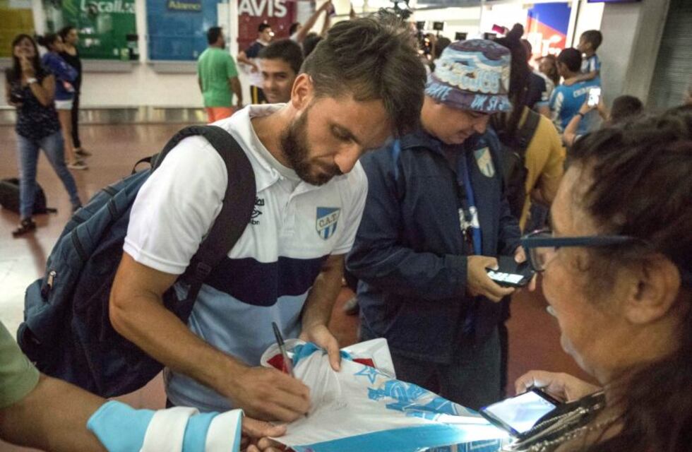 Así recibieron los hinchas de Atlético Tucumán a su equipo tras la odisea en Quito