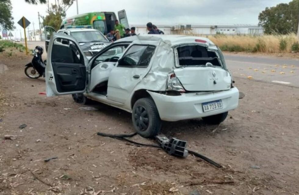 Otro vehículo se le cruzó y chocó contra un montículo de tierra
