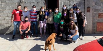 Jóvenes voluntarios distribuyen ayuda, en Jujuy
