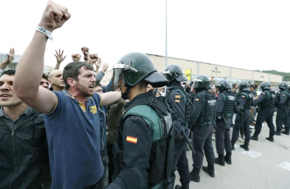 Referéndum de Cataluña: las imágenes de una jornada violenta y desafiante