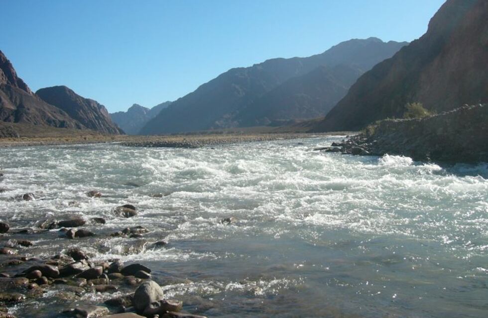 La corriente del río Mendoza arrastró a tres chicos de entre 12 y 13 años