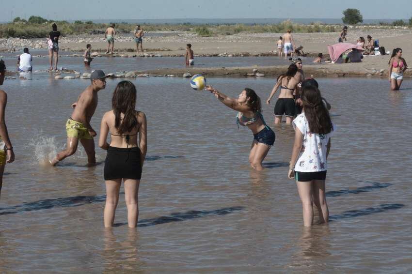 Los bomberos buscan estar preparados porque con los días de calor muchas personas buscan refrescarse y divertirse en el río Tunuyán. Imagen ilustrativa.