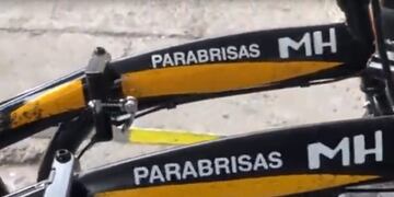 Un taller entrega una bicicleta a sus clientes mientras reparan su auto