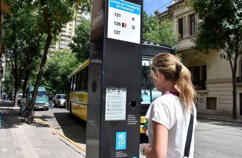Advierten que la mayoría de los paneles de consulta del transporte urbano no funcionan