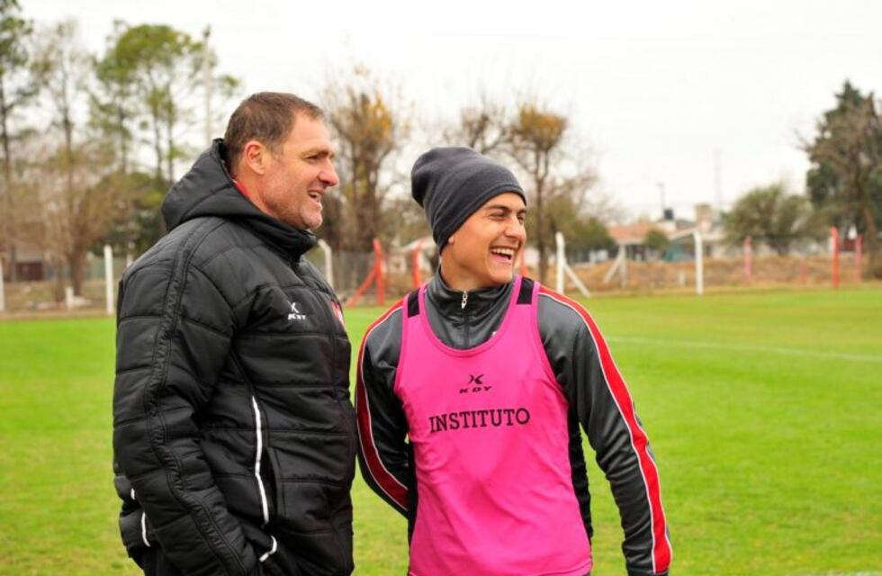 Dybala, con la camiseta puesta de Instituto