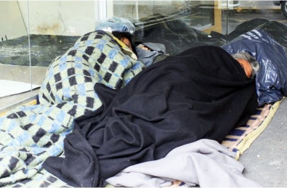 Refuerzan la asistencia a personas en situación de calle por la ola polar en La Plata