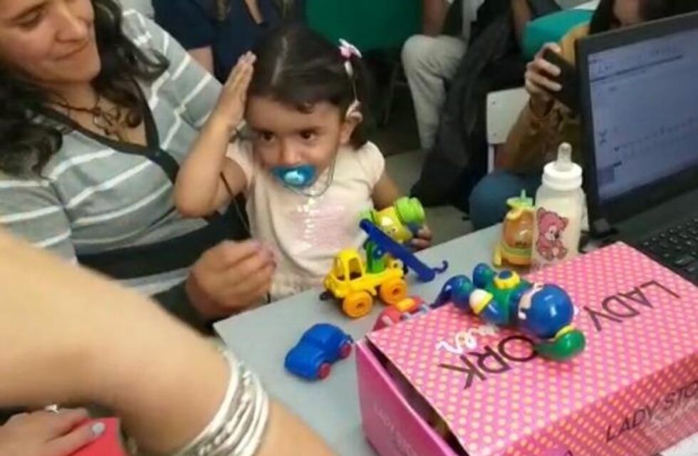 Emocionante momento en el que una beba de 18 meses escucha por primera vez