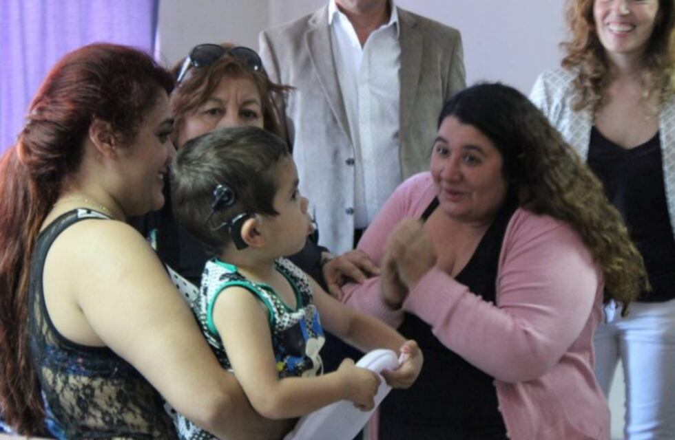 Se realizó el encendido del implante coclear a niño de tres años