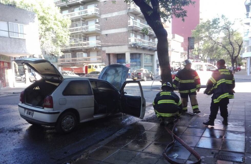Sorpresa para un conductor en el macrocentro: se le prendió fuego el auto mientras manejaba