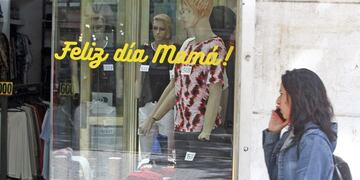 La gente camina y ve las propuestas para regalar a mamá\u002E Los precios aumentaron mucho\u002E Expectativa en el centro mendocino\u002E