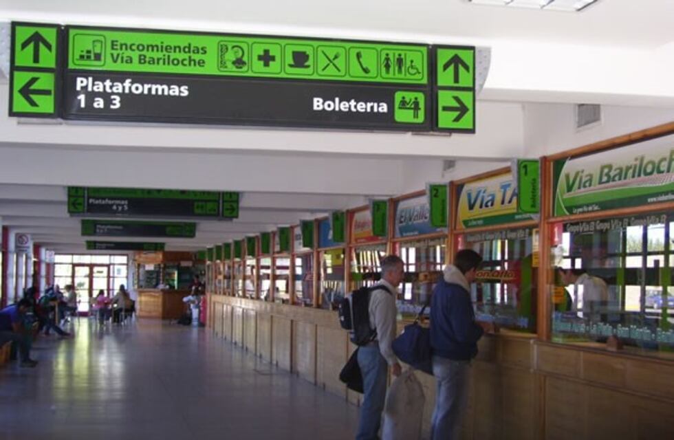 Perdió un colectivo porque se confundió el horario y destrozó una boletería