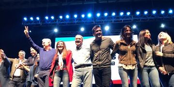 El Gobernador y sus candidatos, en el primer acto masivo ante los militantes desde su triunfo en mayo\u002E