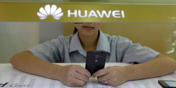 Dos empleados fueron sancionados por tuitear desde un iPhone (REUTERS)