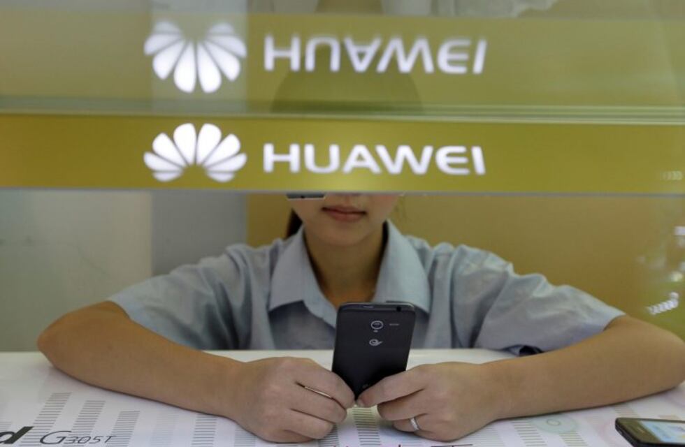 Huawei redujo el sueldo de dos empleados por tuitear desde un iPhone
