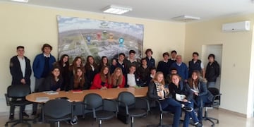 Alumnos del Colegio Holandés en el Parque Industrial (prensa municipalidad)