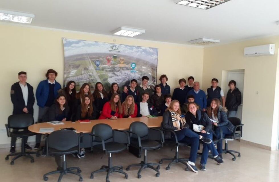 Alumnos de 4to año del Colegio Holandés recorrieron el Parque Industrial