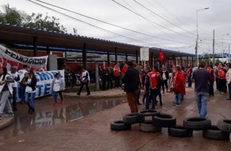 Los docentes se manifestaron frente a la sede del ministerio de Educación