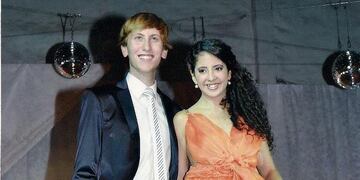 Ofrecen prestar trajes de egresados (Web)