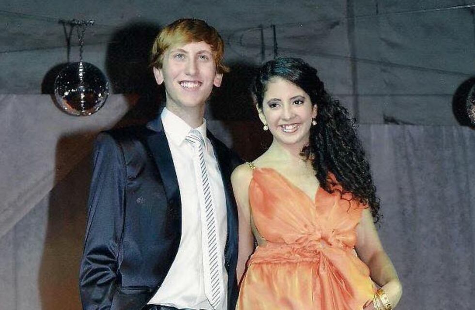 Los estudiantes ofrecen prestarse trajes y vestidos para las fiestas de egresados