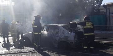 Un automóvil se incendió en pleno centro de Guaymallén, Mendoza\u002E