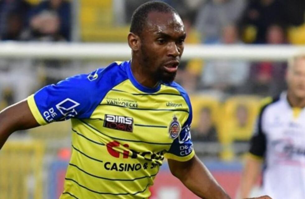 Un futbolista fue anunciado en dos clubes distintos con 15 minutos de diferencia