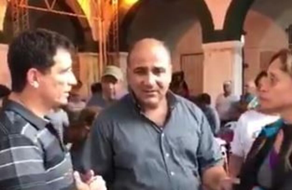 Manzur fue a un centro de evacuados en Tucumán y lo criticaron por posar para una foto