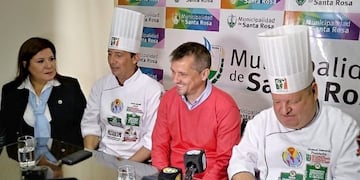 El intendente Altolaguirre, en un tramo de la conferencia de prensa (Municipalidad de Santa Rosa)