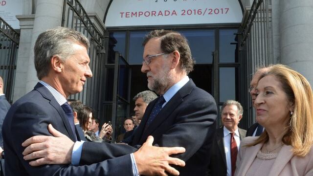 DYN17, MADRID, ESPAu00d1A, 24/02/ 2017, EL PRESIDENTE MAURICIO MACRI RECIBIu00d3 EL u201cPREMIO FORO NUEVA ECONOMu00cdA AL DESARROLLO ECONu00d3MICO Y LA COHESIu00d3N SOCIALu201d, EN UN ACTO QUE SE REALIZu00d3 EN ESTA CAPITAL CON LA PRESENCIA DE SU PAR DE ESPAu00d1A, MARIANO RAJOY. ASISTIu00d3 TAMBIu00c9N LA TITULAR DE LA Cu00c1MARA DE DIPUTADOS DE ESPAu00d1A, ANA PASTOR, Y LOS MIEMBROS DE LA COMITIVA QUE ACOMPAu00d1AN AL PRESIDENTE ARGENTINO. EL GALARDu00d3N SE LO ENTREGu00d3 JOSu00c9 LUIS RODRu00cdGUEZ, TITULAR DEL NUEVA ECONOMu00cdA Fu00d3RUM.nFOTO: DYN/PRESIDENCIA.
