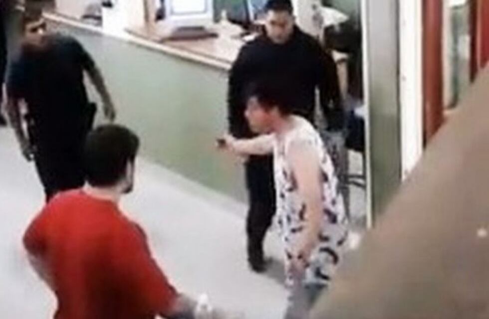 Ingresó a la Universidad insultando y amenazando con un cuchillo en mano