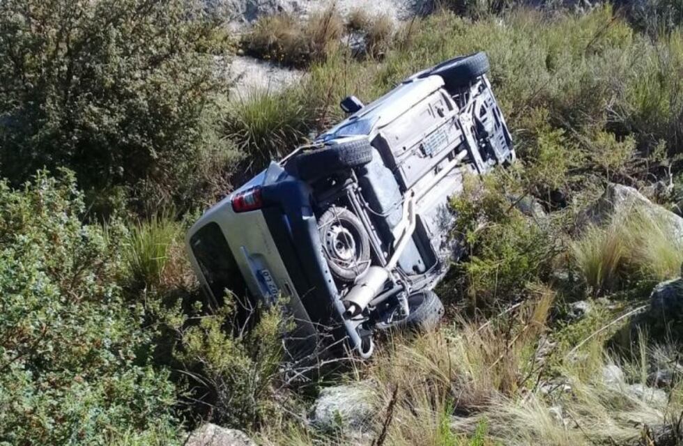 Pampa de Achala: conductor cae 15 metros con su vehículo por un barranco