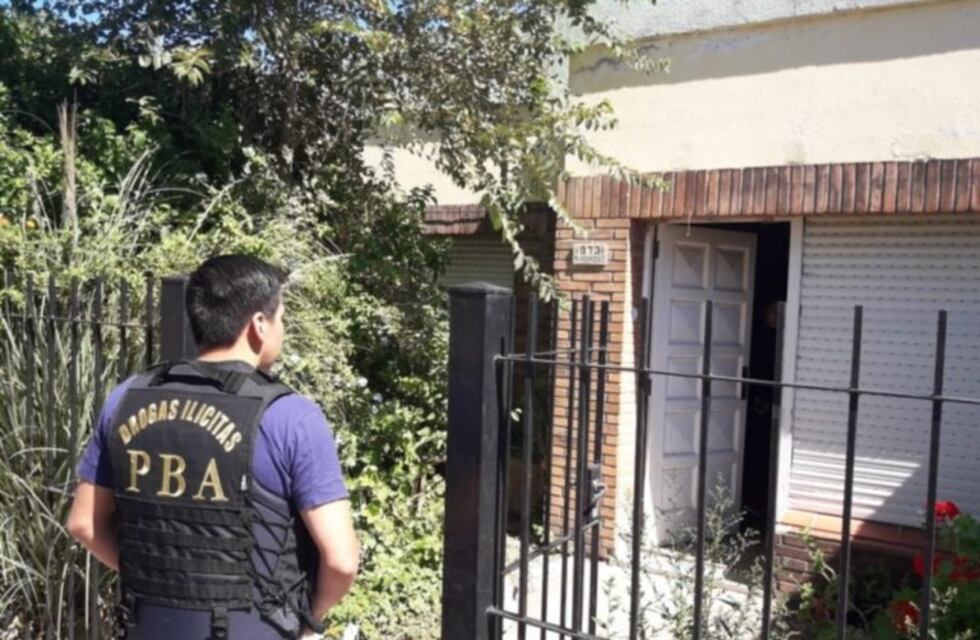 Madre e hijo arrestados por tener 17 plantas de marihuana en el patio de su casa