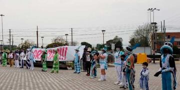 En un abrazo simbólico, un grupo de murgas de la región se presentó en las inmediaciones del Hospital de Trauma y Emergencias para agradecer a los trabajadores de la salud\u002E Una iniciativa que, además, pretende concientizar sobre la lucha contra el virus Covid-19\u002E (Municipalidad de Malvinas Argentinas)